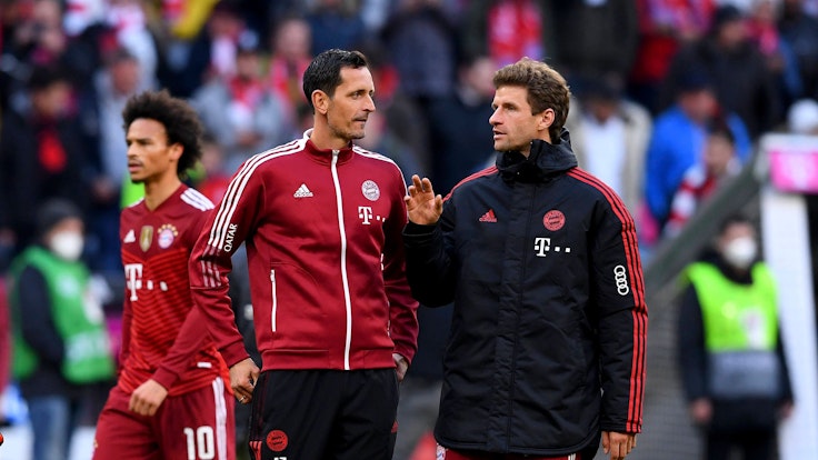Dino Toppmöller und Thomas Müller vom FC Bayern unterhalten sich.