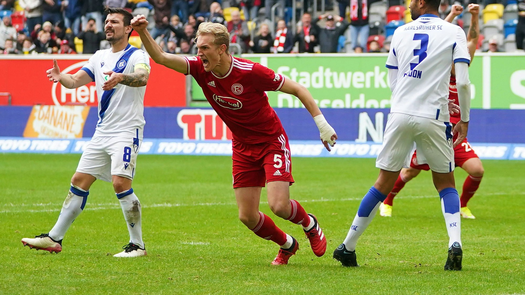 Christoph Klarer jubelt gegen den Karlsruher SC über seinen Treffer zum 2:1 für Fortuna Düsseldorf. 
