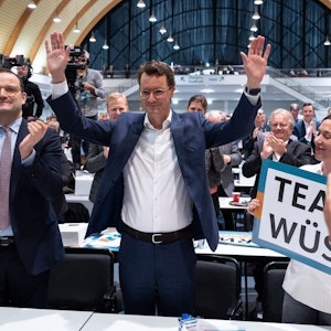 Hendrik Wüst, designierter neuer Landesvorsitzender nimmt nach seiner Rede den Applaus der Delegierten entgegen neben Gesundheitsminister Jens Spahn (l) auf dem Landesparteitag der CDU Nordrhein-Westfalen.