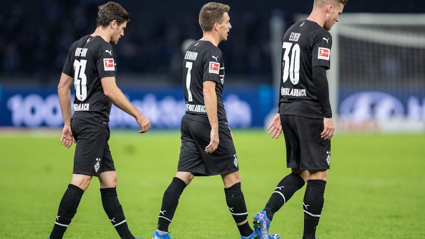 Jonas Hofmann (l.), Patrick Herrmann (Mitte) und Nico Elvedi (r.)von Borussia Mönchengladbach verlassen am Samstag (23. Oktober 2021) mit hängenden Köpfen den Platz im Olympiastadion. Bei Hertha BSC unterlag das Team mit 0:1.