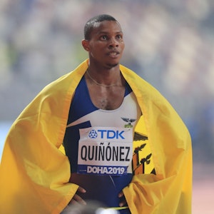 Sprinter Álex Quiñónez hat die Flagge Ecuadors um seine Schultern.