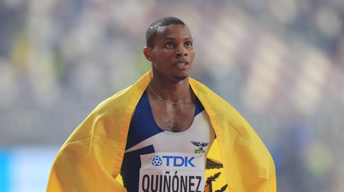 Sprinter Álex Quiñónez hat die Flagge Ecuadors um seine Schultern.