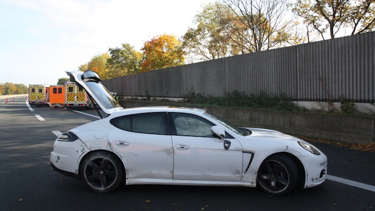 Beschädigter Porsche nach einem Verkehrsunfall auf der BAB30.
