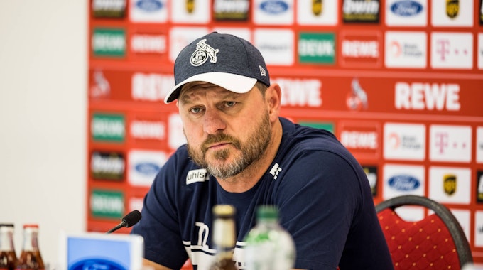  Steffen Baumgart mit skeptischem Blick bei der Pressekonferenz des 1. FC Köln vorm Spiel gegen Bayer Leverkusen.