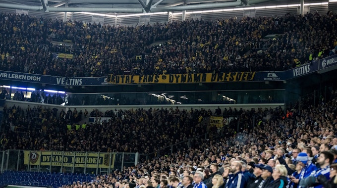Die Fans von Dynamo Dresden in ihrem Block im Schalker Stadion.