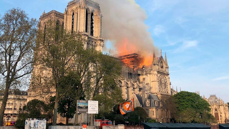 Paris: Flammen und Rauch steigen von einem der berühmtesten Wahrzeichen der Welt, der Kathedrale Notre-Dame, auf. Im April 2019 wurde die Kathedrale bei einem Brand schwer beschädigt.