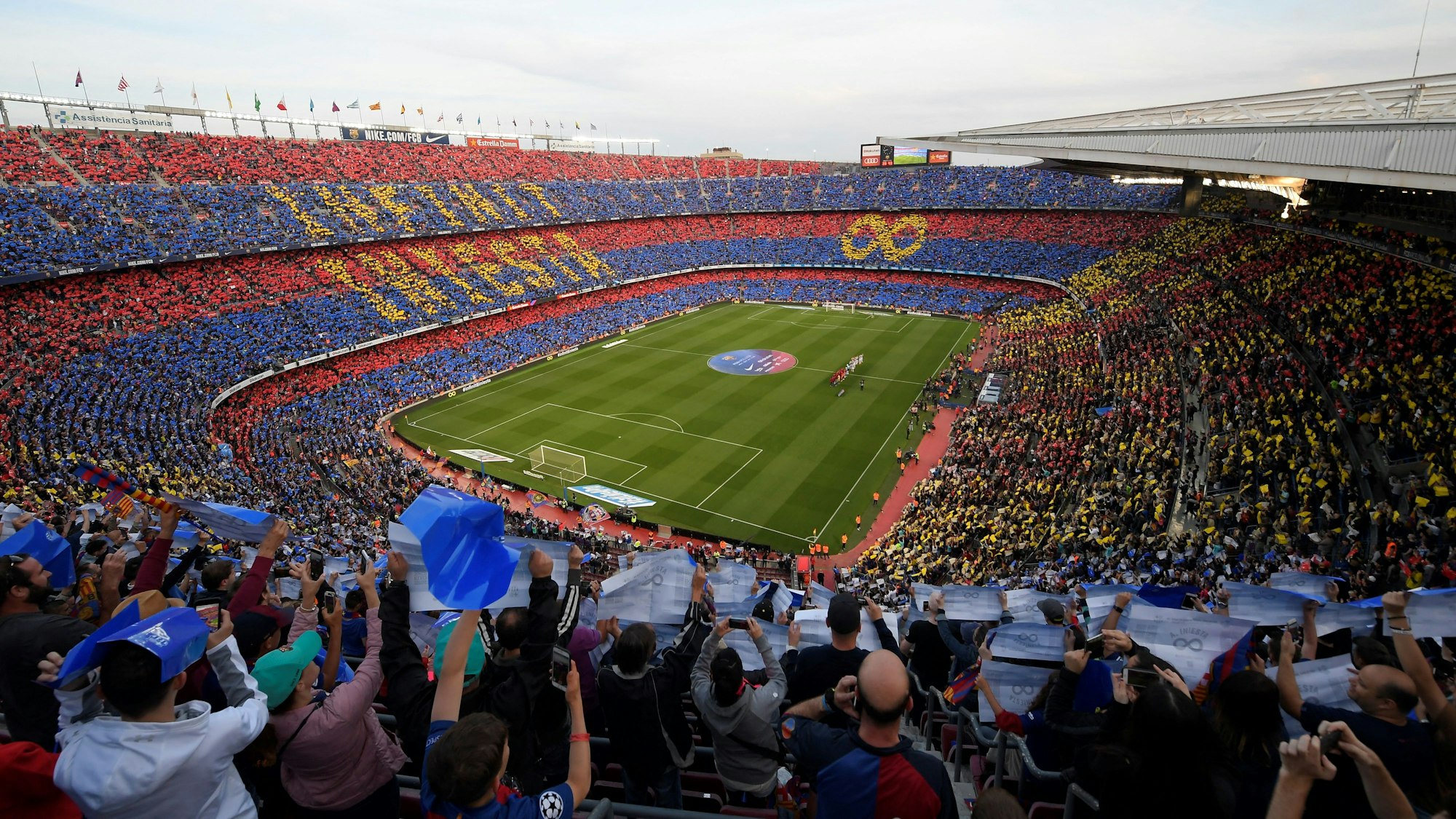 Ein Blick ins vollbesetzte Camp Nou bei einer Choreografie für den FC Barcelona.