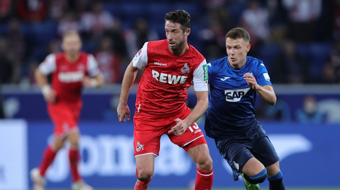 Mark Uth vom 1. FC Köln setzt sich gegen Dennis Geiger von Hoffenheim durch.&nbsp;