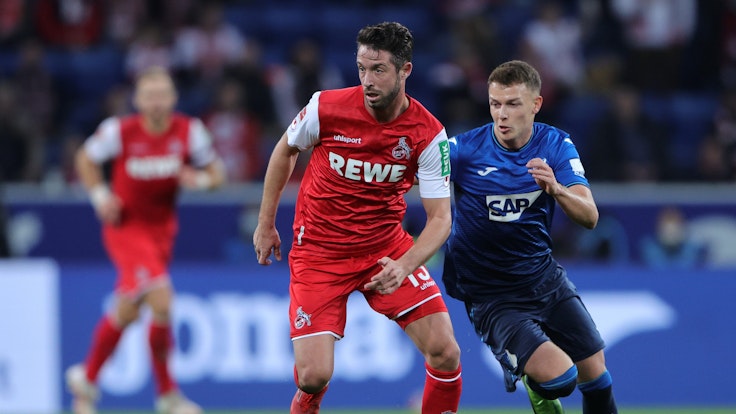Mark Uth vom 1. FC Köln setzt sich gegen Dennis Geiger von Hoffenheim durch.
