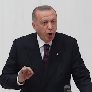 Der türkische Präsident Recep Tayyip Erdogan schaut böse bei einer Rede am 1. Oktober 2021.