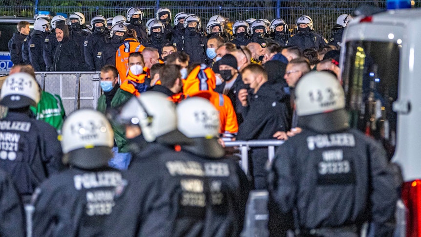 Veltins Arena: Polizisten sichern die Fanankunft am Stadion.