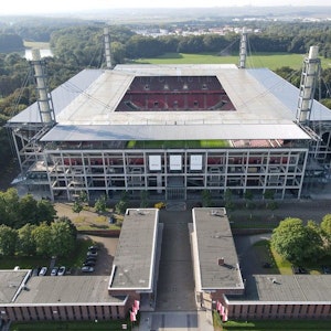 Das Rhein-Energie-Stadion aus Sicht einer Drohne.