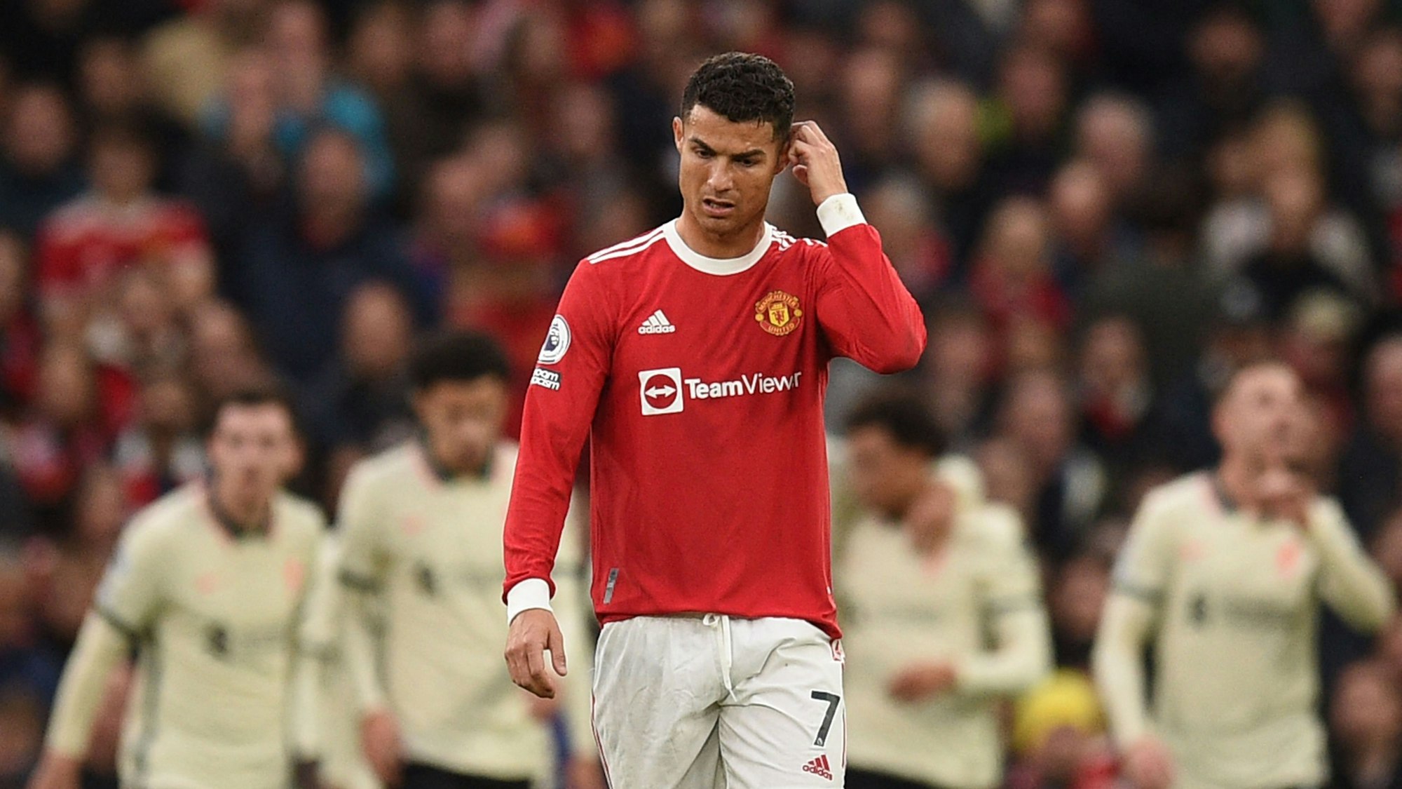 Cristiano Ronaldo steht enttäuscht auf dem Rasen