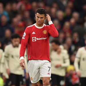 Cristiano Ronaldo steht enttäuscht auf dem Rasen