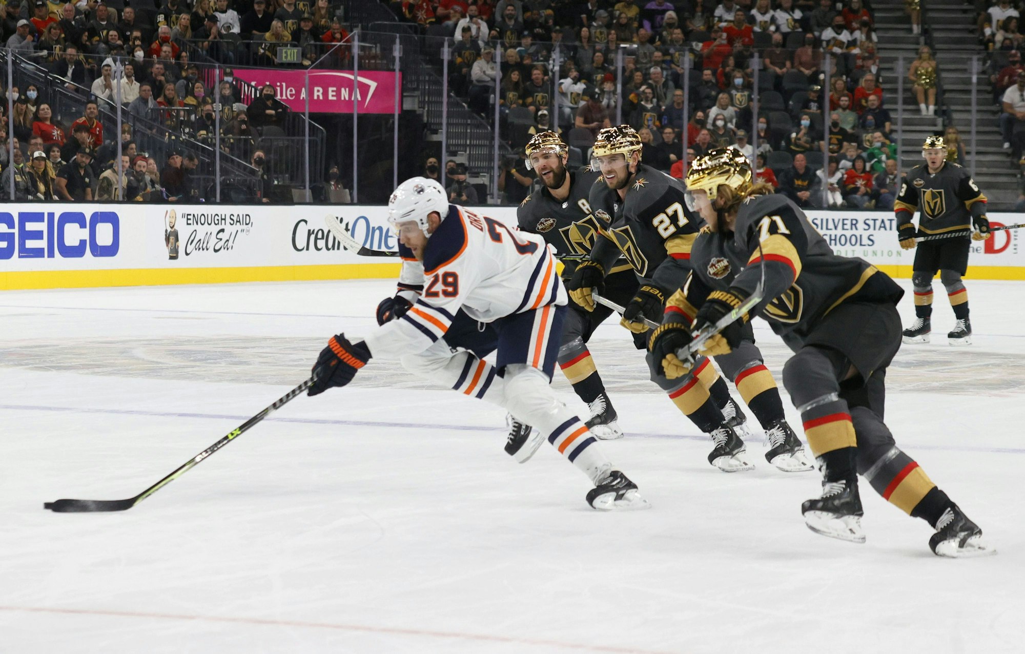 Edmonton-Oilers-SpielerLeon Draisaitl setzt sich in der NHL auf dem Weg zum Tor gegen die Vegas Golden Knights durch