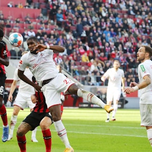 Anthony Modeste, hier im Duell gegen Odilon Kossounou, trifft im Derby doppelt für den 1. FC Köln.