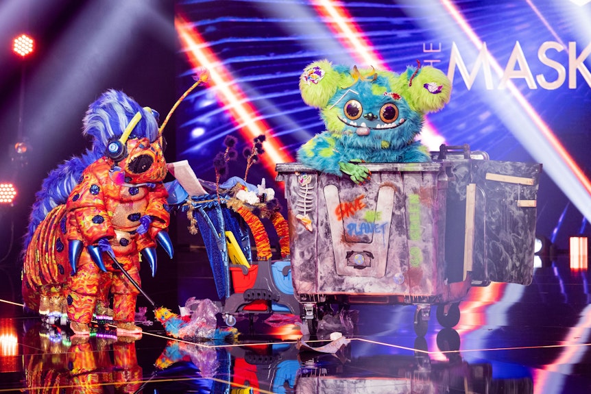 Die Figuren „Die Raupe“ und „Mülli Müller“ stehen in der Prosieben-Show „The Masked Singer“ auf der Bühne.