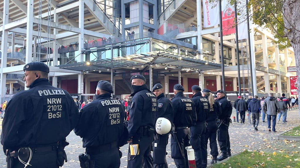 Polizisten sind beim Bundesliga-Spiel 1. FC Köln gegen Bayer Leverkusen im Einsatz.
