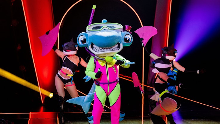 Die Figur „Der Hammerhai“ steht in der Prosieben-Show „The Masked Singer“ auf der Bühne.