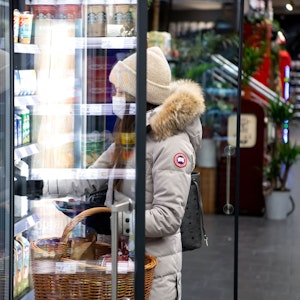 Eine Frau trägt bei ihrem Einkauf in einem Supermarkt eine FFP2-Schutzmaske.