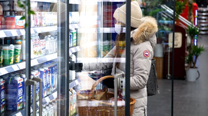 Eine Frau trägt bei ihrem Einkauf in einem Supermarkt eine FFP2-Schutzmaske.