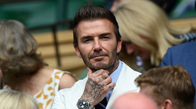 David Beckham sitzt beim Tennis-Turnier in Wimbledon auf der Tribüne.