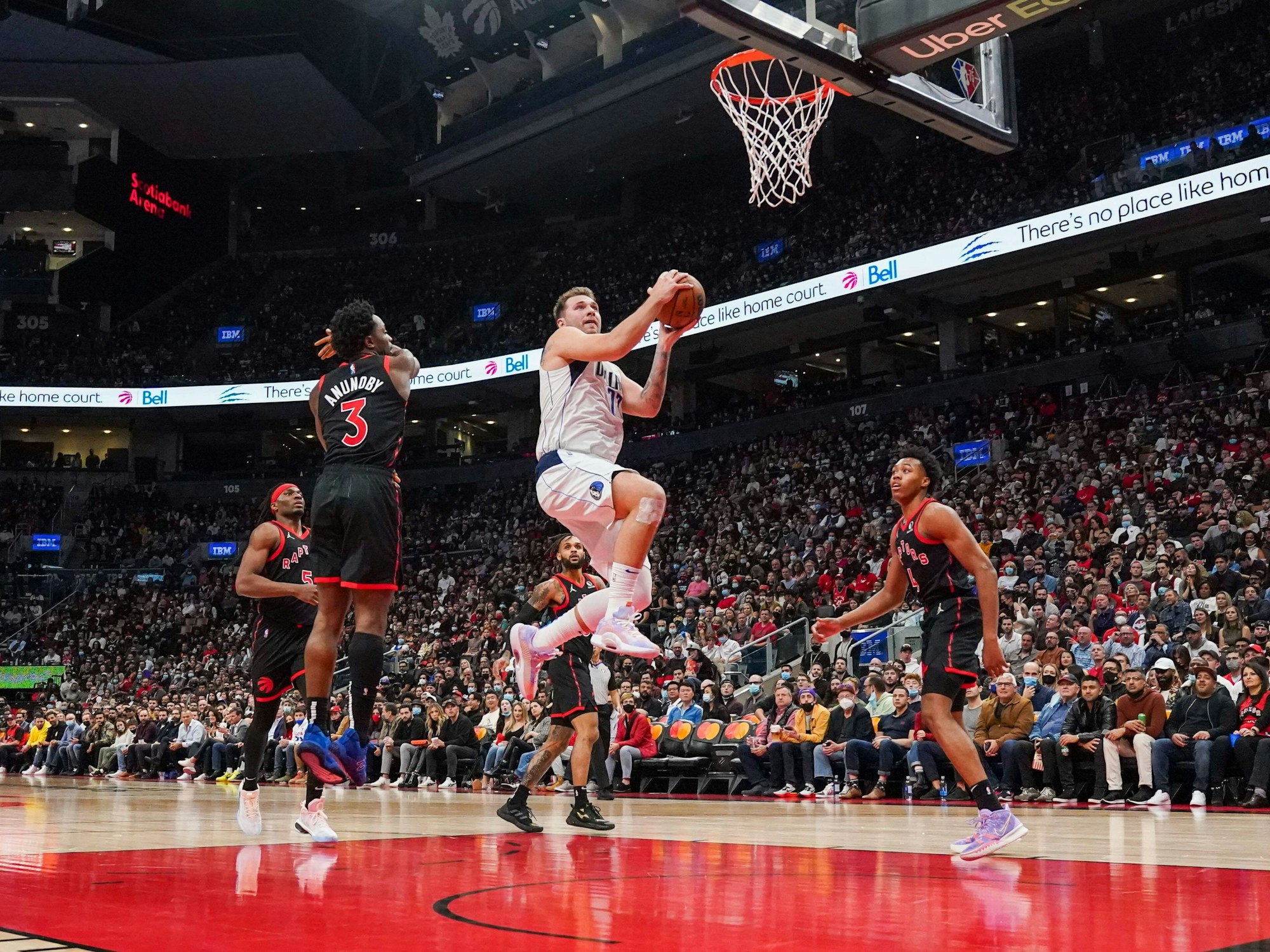 NBA-Star Luka Doncic setzt sich gegen die Gegenspieler der Toronto Raptors durch