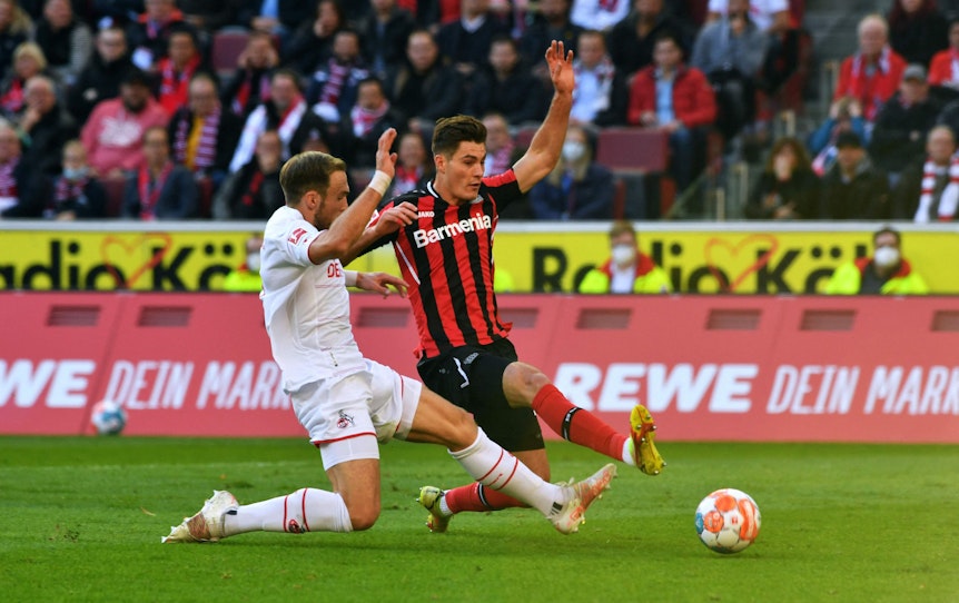 Patrick Schick setzt sich gegen Rafael Czichos durch und trifft zur Führung für Bayer Leverkusen beim 1. FC Köln.