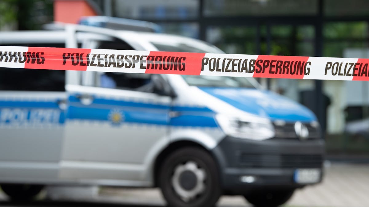Ein Polizeiauto steht hinter einer Absperrung vor einem Studentenwohnheim im Dresdner Stadtteil Strehlen (Symbolfoto). In München wurde ein 14 Jahres altes Mädchen erstochen aufgefunden.