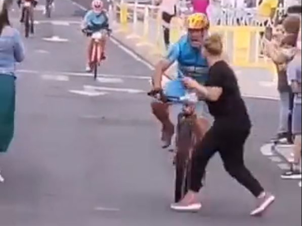 Ein Radfahrer stößt bei einem Jedermann-Rennen heftig mit einer Zuschauerin zusammen.