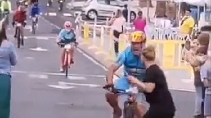 Ein Radfahrer stößt bei einem Jedermann-Rennen heftig mit einer Zuschauerin zusammen.
