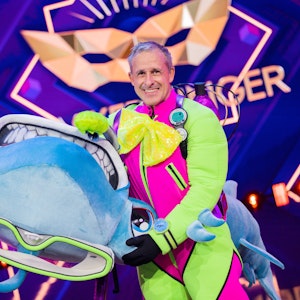 Pierre Littbarski, ehemaliger Fußballer und Weltmeister, steht als enttarnte Figur „Der Hammerhai“ in der Prosieben-Show „The Masked Singer“ auf der Bühne.