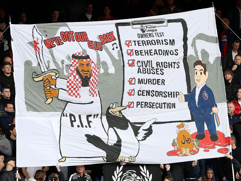Crystal-Palace-Fans kritisieren auf einem Plakat die Übernahme von Newcastle United aus Saudi-Arabien