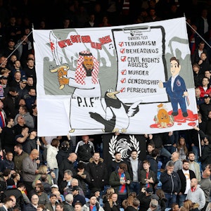 Crystal-Palace-Fans kritisieren auf einem Plakat die Übernahme von Newcastle United aus Saudi-Arabien