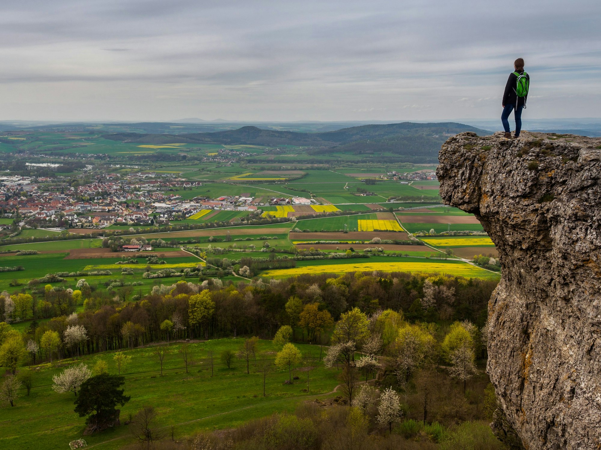 Schrecklicher Wander-Unfall: Eine Österreicherin wollte für ein Foto posieren – und stürzte am 24. Oktober 2021 in den Tod. Unser Symbolbild zeigt eine Frau beim Wandern auf dem Staffelberg in Bayern 2016.