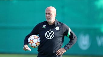 Der gebürtige Gladbacher Michael Frontzeck ist seit Montag (25. Oktober 2021) neuer Cheftrainer bei Fußball-Bundesligist VfL Wolfsburg. Auf diesem Foto ist Frontzeck am 28. September 2021 zu sehen. Frontzeck hält einen Ball im rechten Arm.