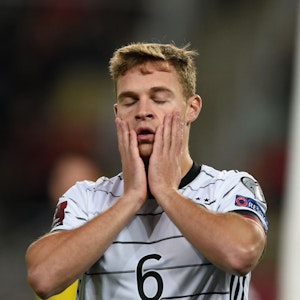 Bayerns Joshua Kimmich schlägt die Hände vor das Gesicht.