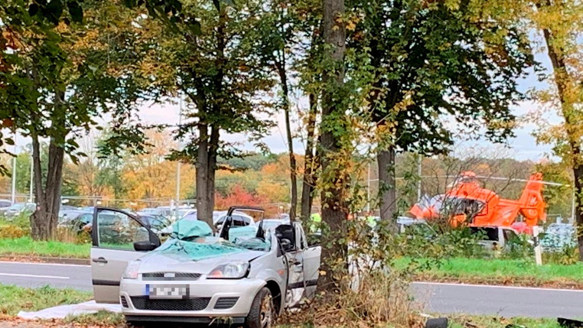 Ein Auto ist am 25. Oktober 2021 in Köln-Flittard gegen einen Baum geprallt.