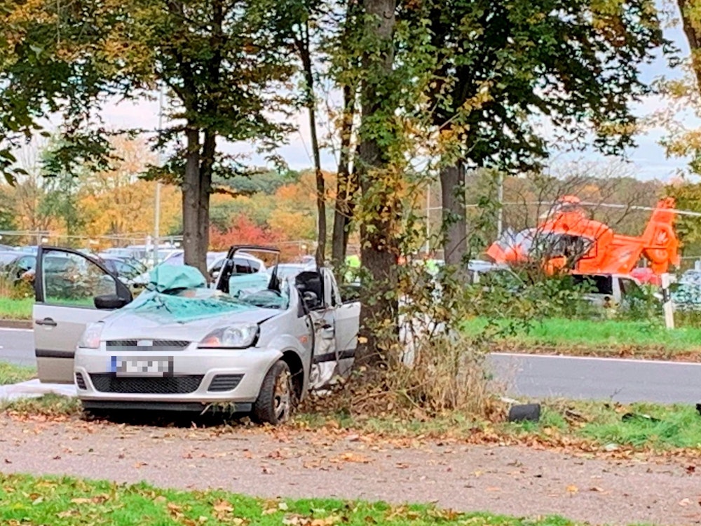 Ein Auto ist am 25. Oktober 2021 in Köln-Flittard gegen einen Baum geprallt.