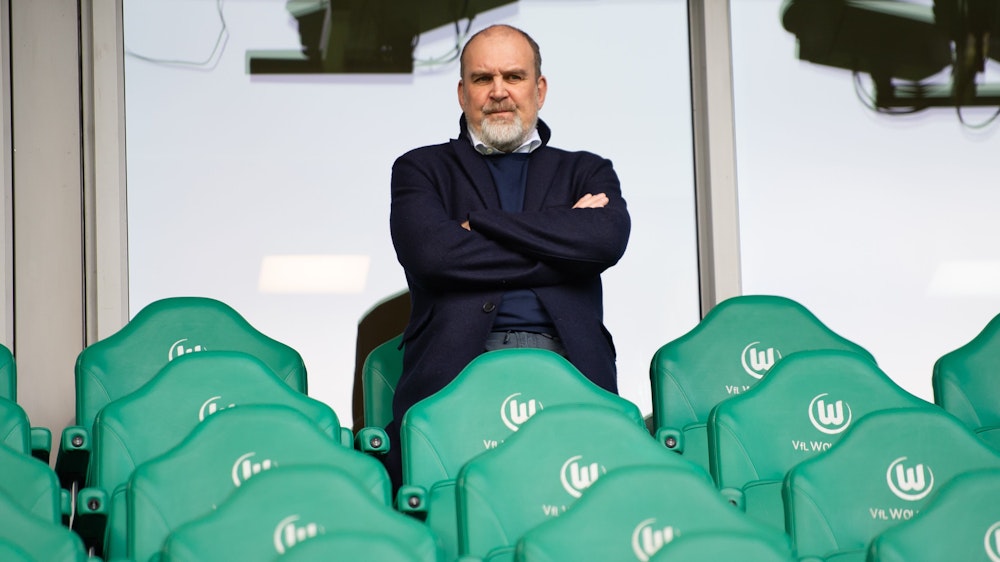 Jörg Schmadtke, Geschäftsführer Sport beim VfL Wolfsburg, steht im Stadion.