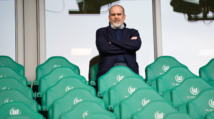 Jörg Schmadtke, Geschäftsführer Sport beim VfL Wolfsburg, steht im Stadion.