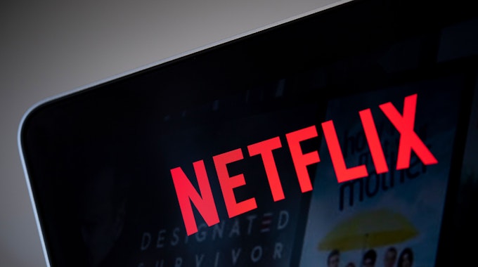 Das Logo von Netflix auf einem Bildschirm.