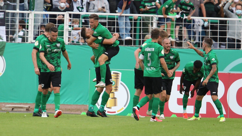 Die Spieler des SC Preußen Münster feiern ihr Tor gegen Wolfsburg.