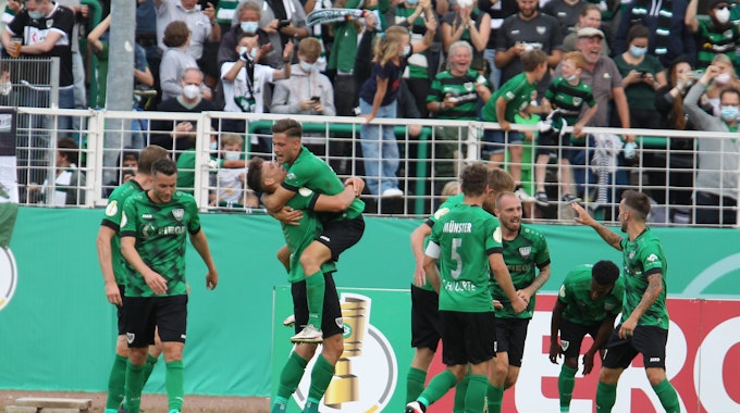 Die Spieler des SC Preußen Münster feiern ihr Tor gegen Wolfsburg.