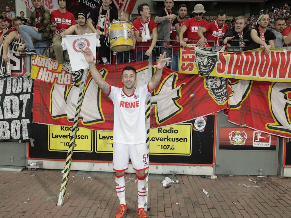 Dominic Maroh wird von den Ultras des 1. FC Köln gefeiert.