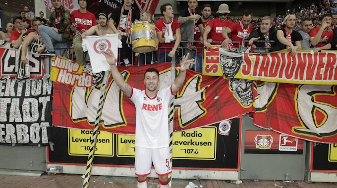 Dominic Maroh wird von den Ultras des 1. FC Köln gefeiert.