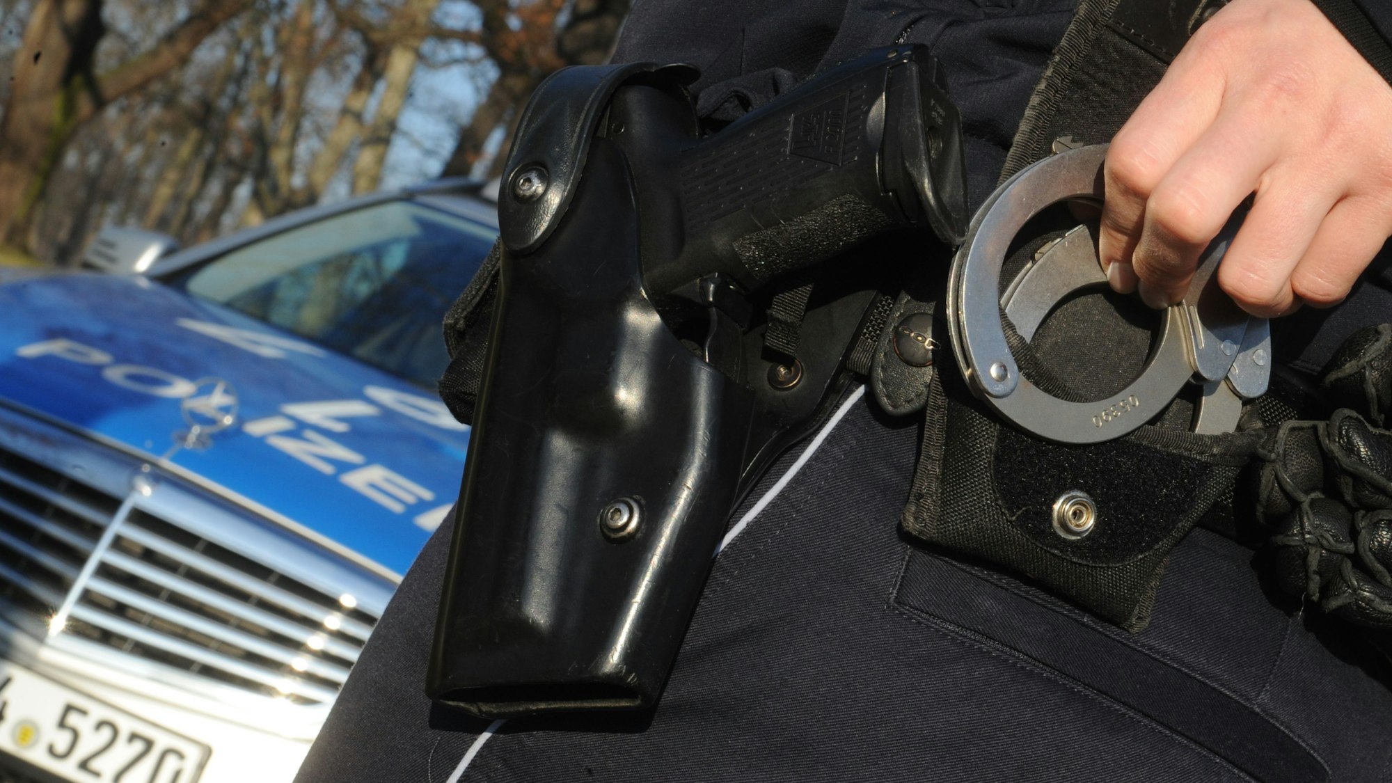 Eine Polizistin zieht am 25. Januar 2012 in Stuttgart Handschellen aus einer Tasche.