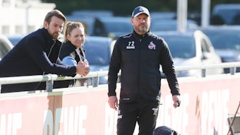 Thomas Kessler spricht mit Steffen Baumgart beim Training des 1. FC Köln.