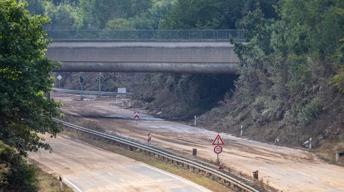 20.07.2021, Erftstadt: Das Hochwasser auf der B265 Luxemburger Straße im Ortsteil Liblar ist abgeflossen.Zurück bleibt eine verschmutze und teilweise zerstörte Straße.