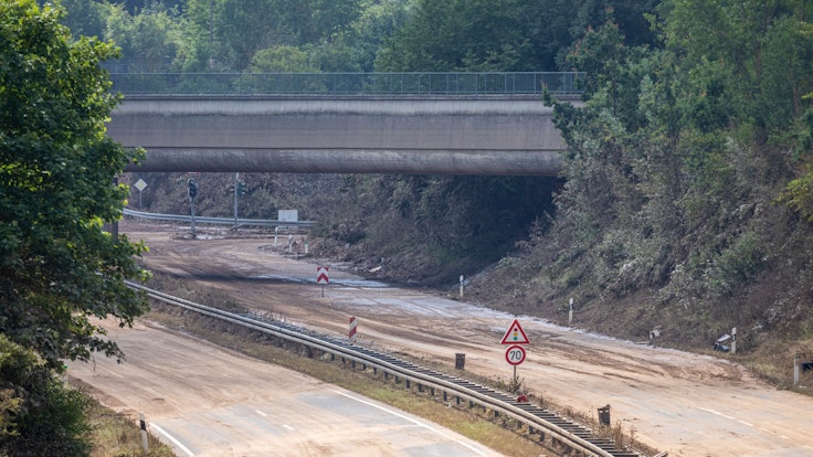 20.07.2021, Erftstadt: Das Hochwasser auf der B265 Luxemburger Straße im Ortsteil Liblar ist abgeflossen.Zurück bleibt eine verschmutze und teilweise zerstörte Straße.